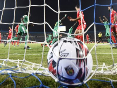 Le Tunisien Dylan Bronn  marque contre son camp lors de la demi-finale de la CAN contre le Nigeria, 14 juillet 2019 au Caire - KHALED DESOUKI [AFP]
