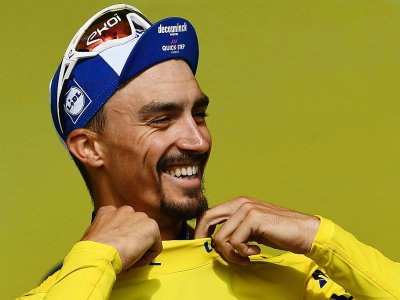 Le Français Julian Alaphilippe conserve le maillot jaune du Tour de France à l'arrivée de la 12e étape, le 18 juillet 2019 à Bagnères-de-Bigorre - Anne-Christine POUJOULAT [AFP]