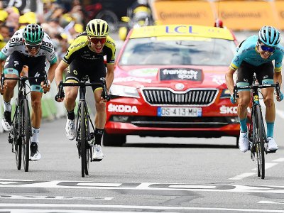 Sean Yates (c) vainqueur du sprint à Bagnères-de-Bigorre devant l'Espagnol Pello Bilbao (d) et l'Autrichien Gregor Muhlberger, le 18 juillet 2019 - Anne-Christine POUJOULAT [AFP]