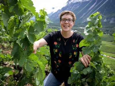 Sandrine Caloz dans ses vignes à Miège, en Suisse, le 15 juillet 2019 - FABRICE COFFRINI [AFP]