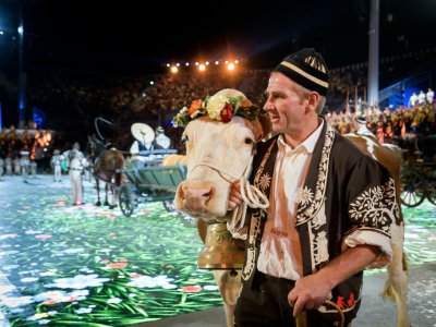 Un acteur et une vache lors de la répétition du spectacle de la Fête des vignerons, le 16 juillet 2019 à Vevey en Suisse - FABRICE COFFRINI [AFP]
