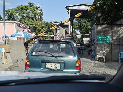 Des voitures passent devant un poste de contrôle à l'entrée de la Zone verte de Kaboul, le 19 juin 2019 en Afghanistan - WAKIL KOHSAR [AFP]