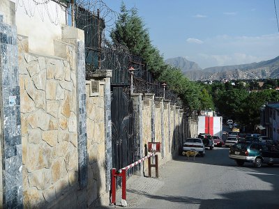 La Zone verte protégée par des murs de béton de 6 mètres de haut et des barbelés à leur sommet, le 19 juin 2019 à Kaboul, en Afghanistan - WAKIL KOHSAR [AFP]