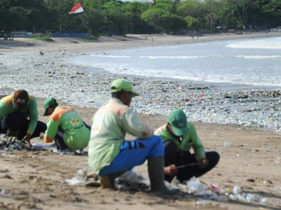 Nettoyage des déchets plastiques sur une plage de Bali, le 19 décembre 2017 - SONNY TUMBELAKA [AFP]
