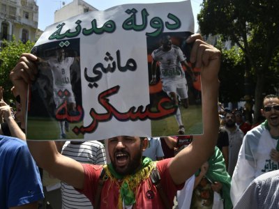 Manifestation contre le régime à Alger le 19 juillet 2019, quelques heures avant la finale de Coupe d'Afrique des Nations au Caire entre l'Algérie et le Sénégal - Ryad KRAMDI [AFP]