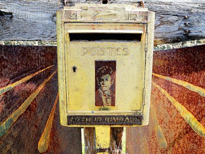 La boîte aux lettres dédiée au poète Arthur Rimbaud dans le cimetière de l'Ouest, le 21 juin 2019 à Charleville-Mézières, dans les Ardennes - FRANCOIS NASCIMBENI [AFP]