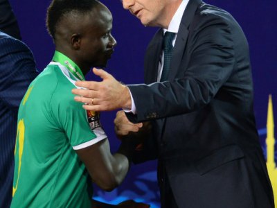 L'attaquant du Sénégal Sadio Mané (g) est réconforté par le président de la Fifa Gianni Infantino après la défaite contre l'Algérie en finale de la CAN, le 19 juillet 2019 - MOHAMED EL-SHAHED [AFP]