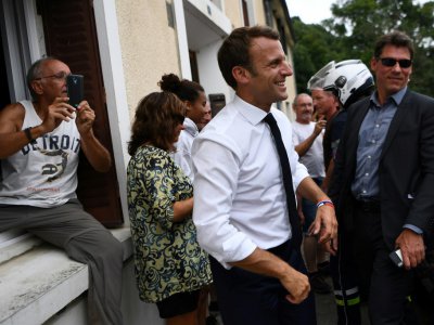 Emmanuel Macron (g)salue des habitants de Tourmalet lors de la 14e étape du Tour de France entre Tarbes et le col du Tourmalet, le 20 juillet 2019 - Anne-Christine POUJOULAT [POOL/AFP]