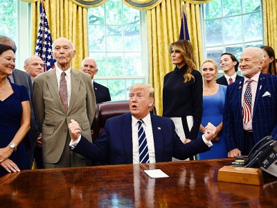 Donald Trump et la Première dame Melania Trump dans le Bureau ovale avec Michael Collins (à gauche), Buzz Aldrin et leurs familles le 19 juillet 2019 - Brendan Smialowski [AFP]