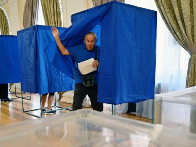 Un homme vote aux élections législatives, le 21 juillet 2019 à Kiev, en Ukraine - Sergei Supinsky [AFP]