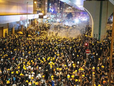 La police disperse des manifestants à l'aide de gaz lacrymogènes le 21 juillet 2019 à Hong Kong - Laurel CHOR [AFP]