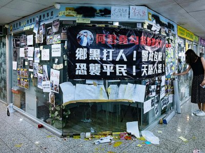 Des affiches placardées par des manifestants sur la permanence d'un député pro-Pékin, à Hong Kong le 22 juillet 2019 - Philip FONG [AFP]