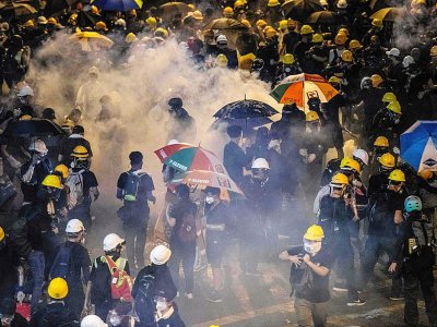 La police tire des gaz lacrymogènes pour disperser les manifestants, le 21 juillet 2019 à Hong Kong - Laurel CHOR [AFP]