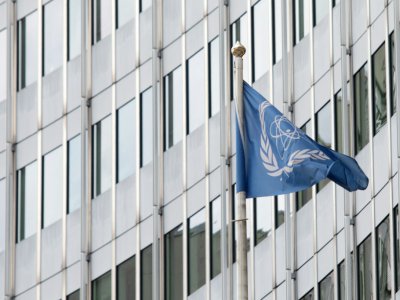 Le drapeau de l'Agence internationale de l'énergie atomique (AIEA) flotte sur son siège à Vienne le 10 juillet 2019 - ALEX HALADA [AFP/Archives]