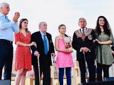 Greta Thunberg recevant le prix Liberté, aux côtés d'Hervé Morin, Charles Norman Shay et Léon Gautier. - Biernacki