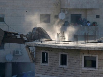 Photo prise le 22 juillet 2019 depuis la Cisjordanie occupée montrant les forces israéliennes s'apprêtant à démolir un immeuble palestinien inachevé à Wadi al-Hummus dans le secteur palestinien de Sour Baher, dans la région de Jérusalem - HAZEM BADER [AFP]
