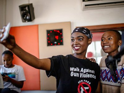 Deux jeunes animatrices d'une radio communautaire, dans leur studio du township d'Alexandra, le 16 mars 2019 à Johannesburg, en Afrique du Sud - GULSHAN KHAN [AFP]