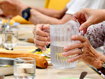Distribution d'eau dans une résidence pour personnes âgées lors d'un épisode de fortes chaleurs, le 22 juillet 2019 à Bordeaux - GEORGES GOBET [AFP]