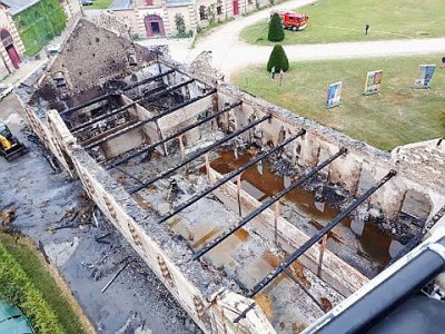 Le toit des écuries du Haras national de Saint-Lô après l'incendie. - Ville de Saint-Lô
