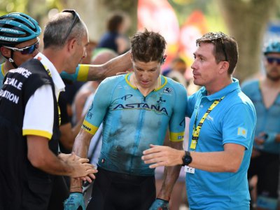 Le Danois Jakob Fuglsang (c) abandonne après une chute lors de la 16e étape du Tour de France le 23 juillet 2019 - Anne-Christine POUJOULAT [AFP]