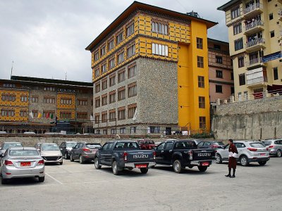 Des voitures garées à Thimphou, la capitale du Bhoutan, le 22 avril 2019. - Upasana DAHAL [AFP]