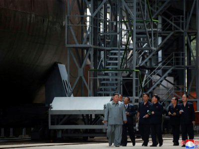 Cette photo non datée transmise le 23 juillet 2019 par l'agence de presse nord-coréenne KCNA montre le leader nord-coréen Kim Jong Un inspecter le chantier d'un nouveau sous-marin, à un endroit non spécifié. - KCNA VIA KNS [KCNA VIA KNS/AFP]