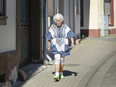 Lisel Heise, 100 ans, élue locale de Kirchheimbolanden, en Allemagne, parcourt les rues de la ville, le 4 juillet 2019. - Daniel ROLAND [AFP]