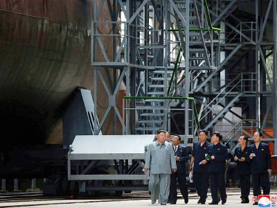 Cette photo non datée transmise le 23 juillet 2019 par l'agence de presse nord-coréenne KCNA montre le leader nord-coréen Kim Jong Un inspecter le chantier d'un nouveau sous-marin, à un endroit non spécifié. - KCNA VIA KNS [KCNA VIA KNS/AFP]