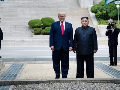 Le président américain Donald Trump et le leader nord-coréen Kim Jong-Un se tiennent dans le territoire nord-coréen dans la zone démilitarisée à Panmunjom, le 30 juin 2019. - Brendan Smialowski [AFP/Archives]