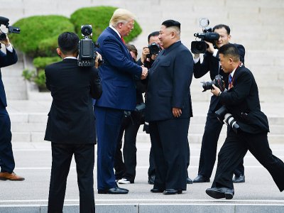 Le président américain Donald Trump et le leader nord-coréen Kim Jong Un dans la zone démilitarisée de Panmunjom le 30 juin 2019 - Brendan Smialowski [AFP/Archives]