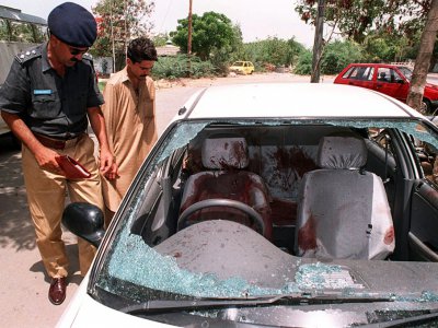 La voiture criblée de balles de Shahid Hamid, père du policier pakistanais et auteur de romans policier Omar Shahid Hamid, tué le 5 juillet 1997 à Karachi. - AAMIR QURESHI [AFP/Archives]