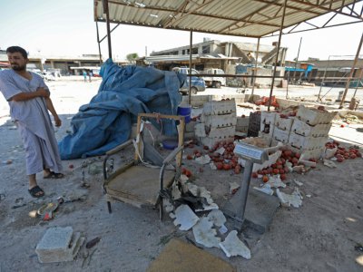Un vendeur syrien observe sa marchandise sur le sol, après un raid aérien sur un marché de Saraqeb, dans le nord-ouest de la Syrie, le 26 juillet 2019 - Omar HAJ KADOUR [AFP]