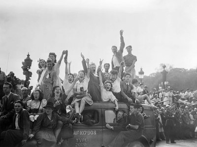 La foule exulte quand la 2ème Division blindée du général Leclerc défile, le 26 août à Concorde - - [AFP]