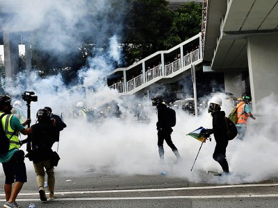 Tirs de gaz lacrymogènes sur la manifestation à Yuen Long, près de la frontière avec la Chine, le 27 juillet 2019 - Anthony WALLACE [AFP]