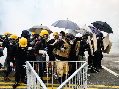 Tirs de gaz lacrymogènes par la police sur des manifestants à Yen Long, à Hong Kong le 27 juillet 2019 - Philip FONG [AFP]