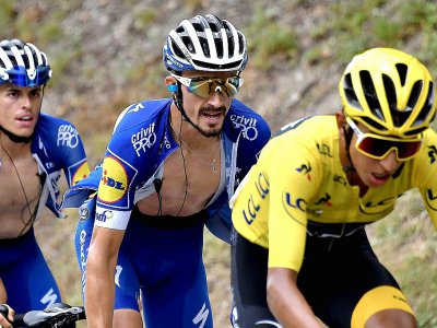 Le Français Julian Alaphilippe (c) derrière le maillot jaune colombien Egan Bernal lors de la 20e étape du Tour de France entre Alberville et Val Thorens, le 27 juillet 2019 - JEFF PACHOUD [AFP]