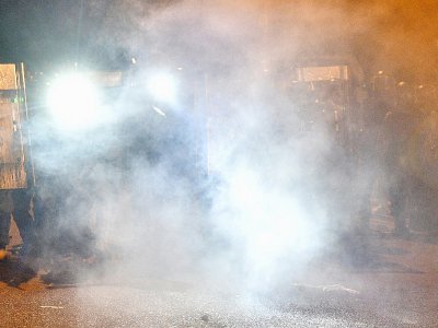 La police anti-émeutes de Hong Kong lance des gaz lacrymogènes sur les manifestants à Yuen Long le 27 juillet 2019 - Anthony WALLACE [AFP]