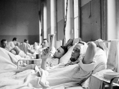 Des hommes blessés lors d'affrontements entre miliciens et Allemands contre les FFI (Forces françaises de l'intérieur) à l'Hôtel Dieu à Paris en août 1944 - STF [AFP]