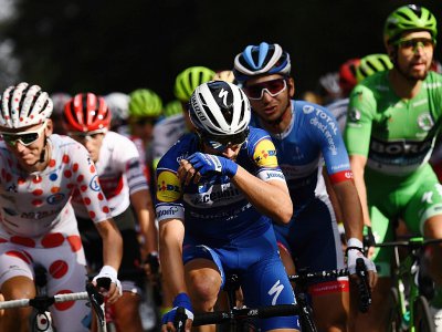 Julian Alaphilippe (c) et Romain Bardet (g) lors de la dernière étape du Tour de France le 28 juillet 2019 - Marco Bertorello [AFP]