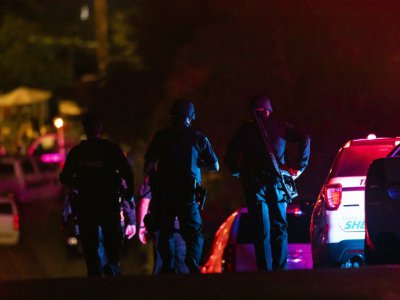 Des officiers de police arrivent sur les lieux d'une fusillade meurtrière à Gilroy en Californie, le 28 juillet 2019 - Philip Pacheco [AFP]