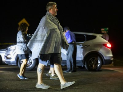 Un participant à un festival de gastronomie en Californie évacué après une fusillade meurtrière, le 28 juillet 2019 - Philip Pacheco [AFP]