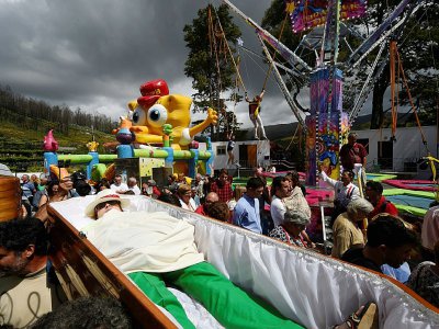 Une femme allongée dans un cercueil lors d'une procession célébrant Sainte-Marthe, "sainte de la Résurrection", le 29 juillet 2019 à Santa Marta de Ribarteme, près de Nieves dans le nord-ouest de l'Espagne - MIGUEL RIOPA [AFP]
