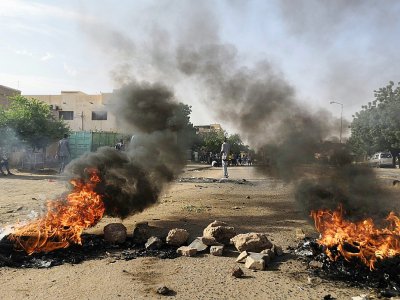 Des pneus sont brûlés par des manifestants soudanais à Khartoum dénonçant la mort de cinq lycéens tués lors d'un rassemblement dans la ville centrale d'Al-Obeid, le 29 juillet 2019 - ASHRAF SHAZLY [AFP]