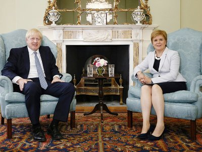 Le Premier ministre britannique Boris Johnson (G) et la Première ministre écossaise Nicola Sturgeon (D) à Edimbourg (Ecosse) le 29 juillet 2019 - Duncan McGlynn [POOL/AFP/Archives]