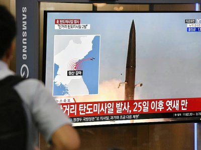 Un homme regarde à la télévision les images d'un tir de missile balistique nord-coréen, le 31 juillet 2019 à Séoul, en Corée du Sud - Jung Yeon-je [AFP]