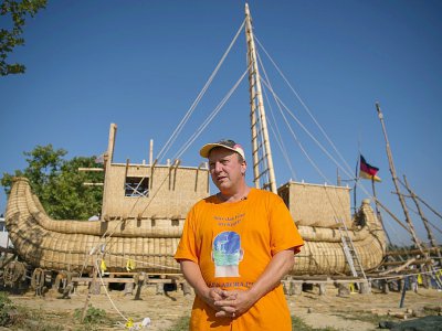 L'archéologue allemand Dominique Goerlitz devant la nef "Arbora IV", entièrement réalisée en roseaux, le 25 juillet 2019 à Beloslav, en Bulgarie - NIKOLAY DOYCHINOV [AFP]