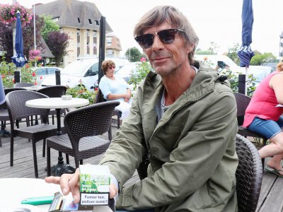 Yann Mezerais, fumeur depuis 35 ans, adopte ce cendrier de poche en carton. - Léa Quinio