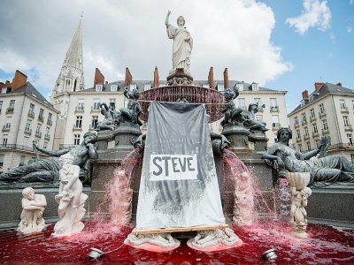 la fontaine de la place Royale de Nantes teinte en rouge le 30 juillet 2019 après la découverte du corps de Steve dans la Loire - LOIC VENANCE [AFP]