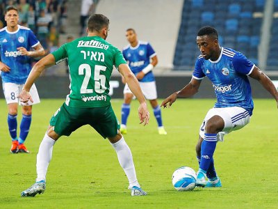 Le Strasbourgeois Youssouf Fofana (d) face au défenseur du Maccabi Haïfa Yosef Raz Meir au 2e tour retour du tour préliminaire de la Ligue Europa, le 1er août 2019 à Haïfa (Israël) - Jack GUEZ [AFP]
