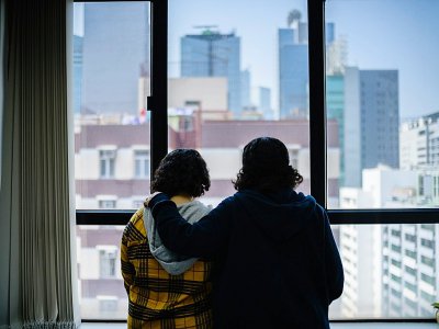 Deux jeunes soeurs saoudiennes ayant fui à l'étranger regardent par une fenêtre à Hong Kong, le 22 février 2019 - Anthony WALLACE [AFP/Archives]